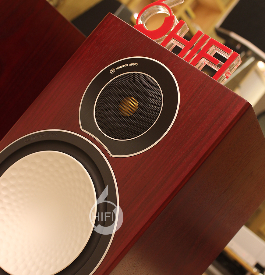 摄像头audio接线图解_接线图分享 内容: 声音、外观、工艺、结构融合到一个很高水平的工业艺术品,这是很多比其昂贵数倍的品牌都没能实现的成就。 高低频单元的音色衔接流畅统一,不存在猴脸猪身的情况。2KHz的分频点对25mm金属膜高音是有挑战的,折环宽度和冲程的增大有效兼顾了功率承载和失真问题,这是个人迄今为止已知分频点最低的全金属振膜非号角音箱,听感却毫无刺耳割裂之感;一体成型的高尔夫纹镁盆低音单元、业界最匪夷所思的悬边粘接工艺(不论价格,找不到第二家)造就了极好的振动刚性和效率,最大限度地抑制了失真。设计者无意让其在音响系统中担当不属于它
